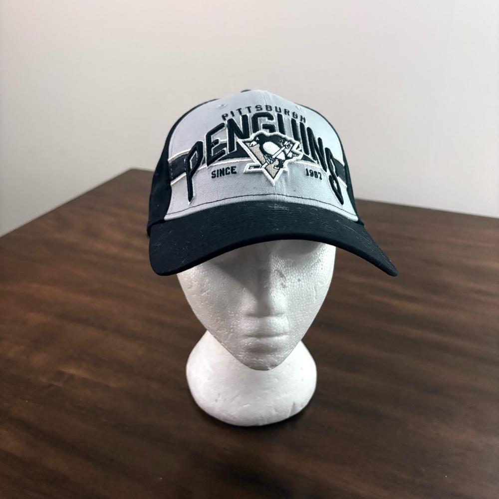 New Era Black and Gray Pittsburgh NHL Penguins Hat Fitted Medium Large